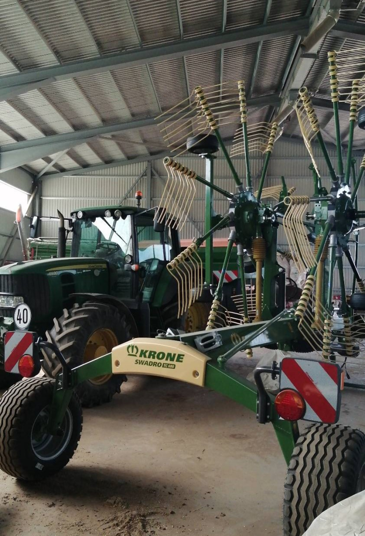 Dažāda lauksaimniecības tehnika nojumē