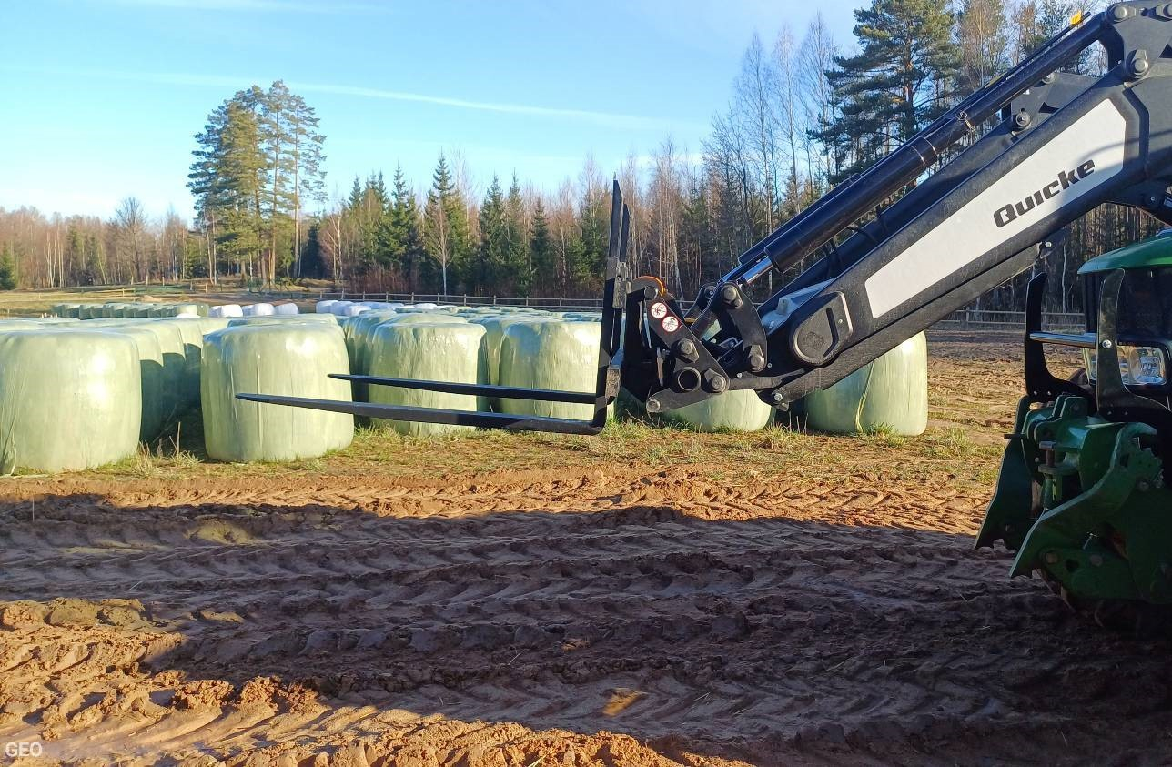 Traktora aprīkojums ar ruļļiem fonā