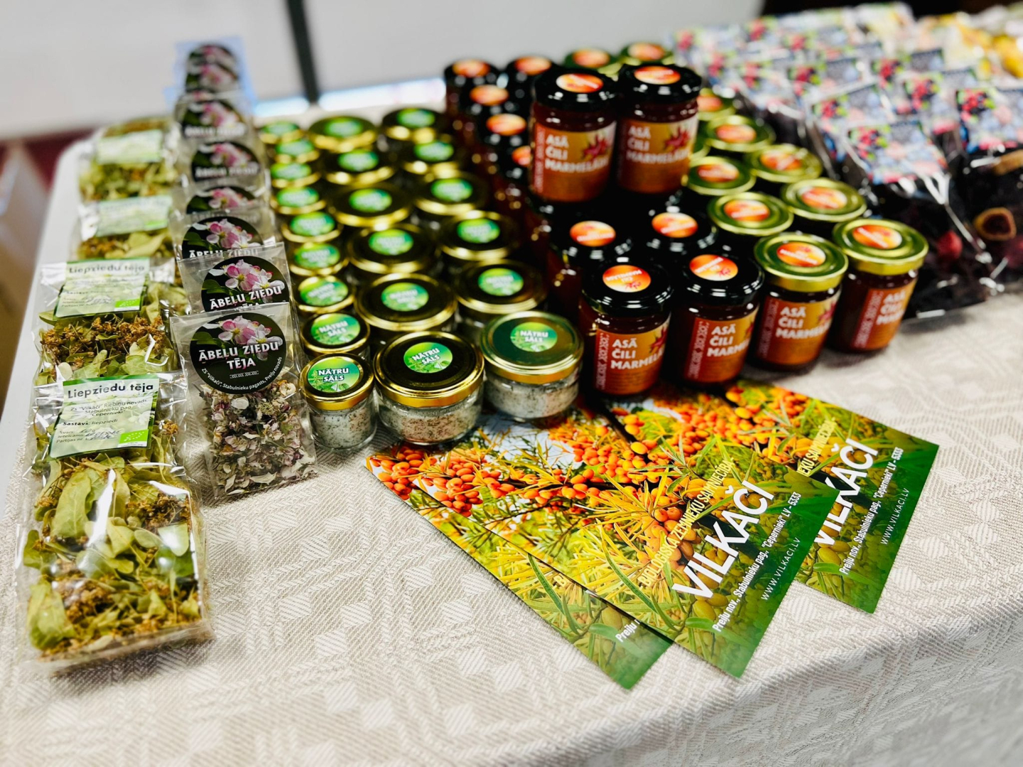 ZS Vilkaci produkcija uz galda - burciņas ar sulām un sukāžu maisiņi