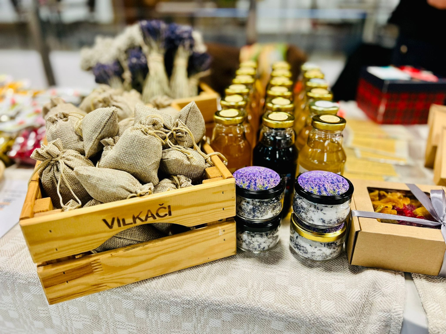 ZS Vilkaci produkcija uz galda - burciņas ar sulām un sukāžu maisiņi