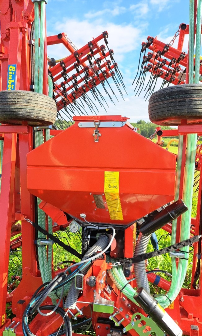 Ecēšu sējmašīna sarkanā krāsā