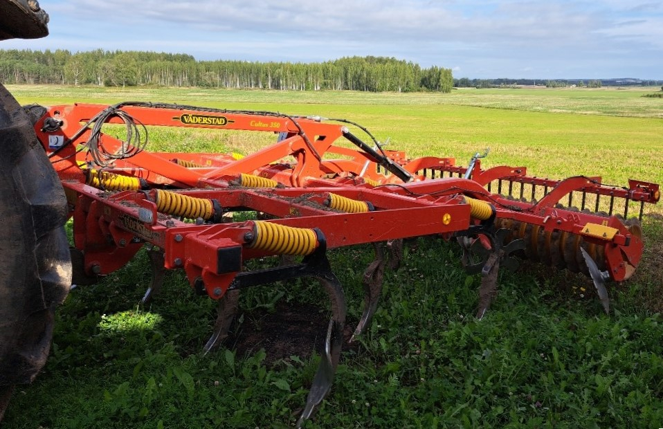 Kultivatora celtnis sarkanā krāsā