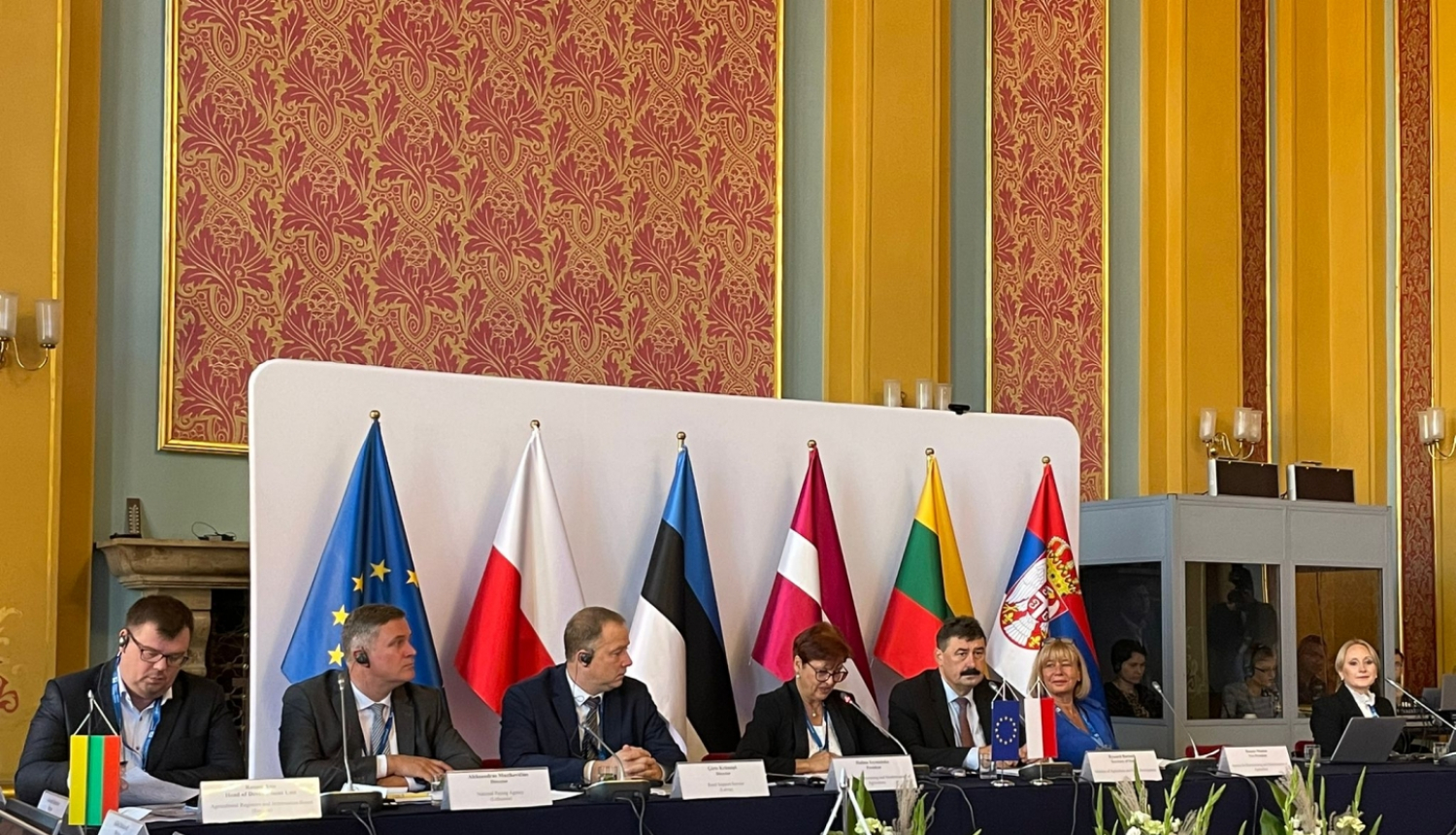 Prezidija galds Baltijas-Polijas maksājumu aģentūru konferencē