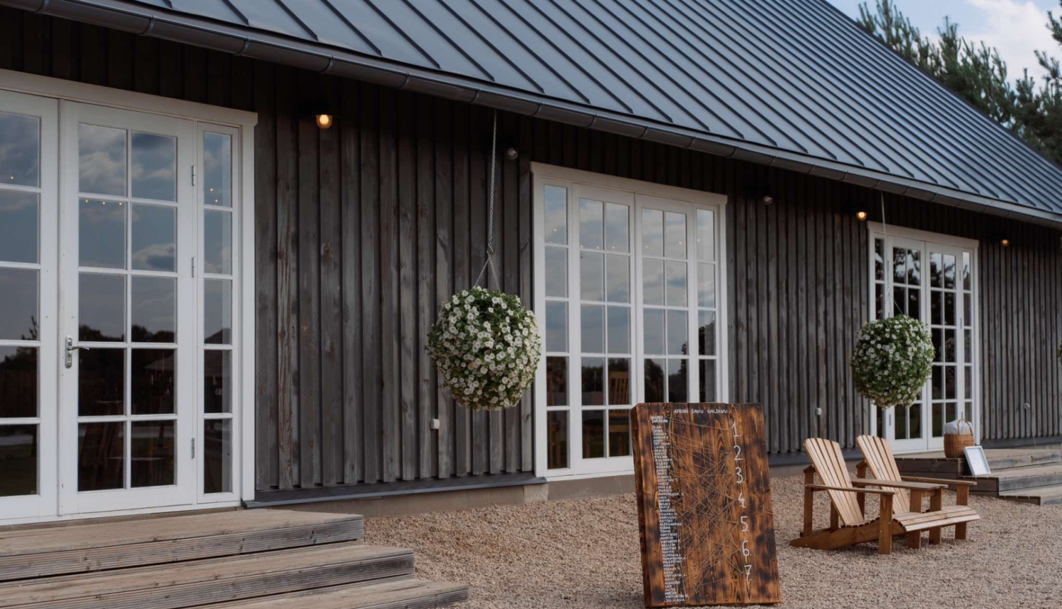 Ēkas ieeja ar 3 baltiem logiem/durvīm