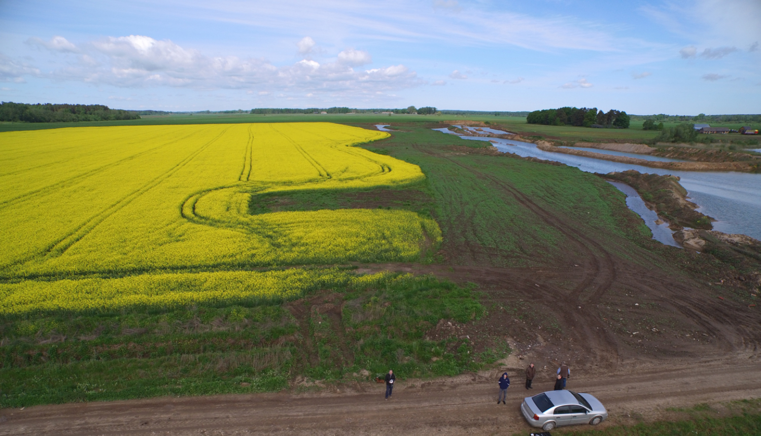 Skats no drona uz lauku, kur tiek veikta kontrole.