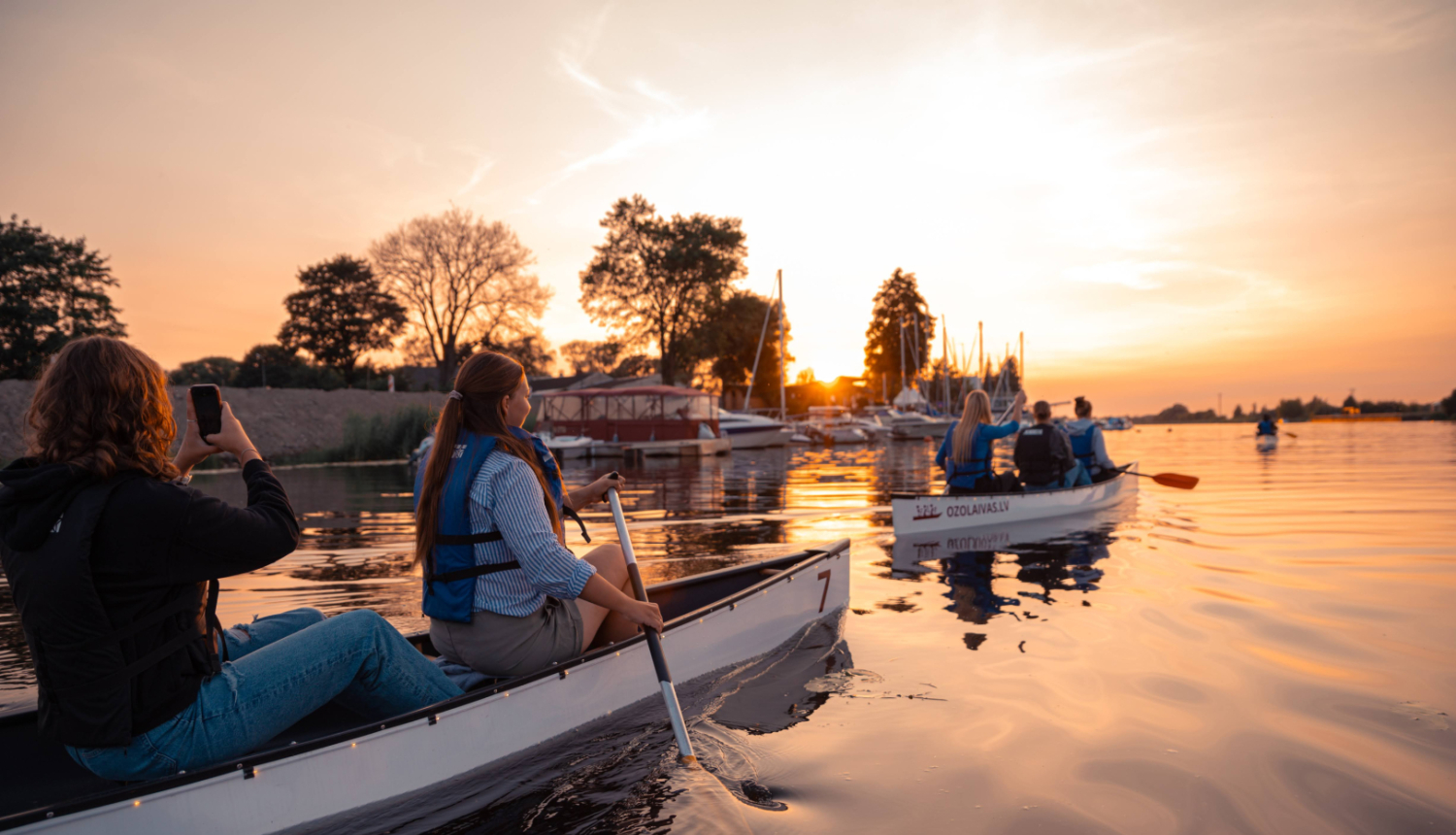 Ozolaivas ar laivotājiem saulrietā