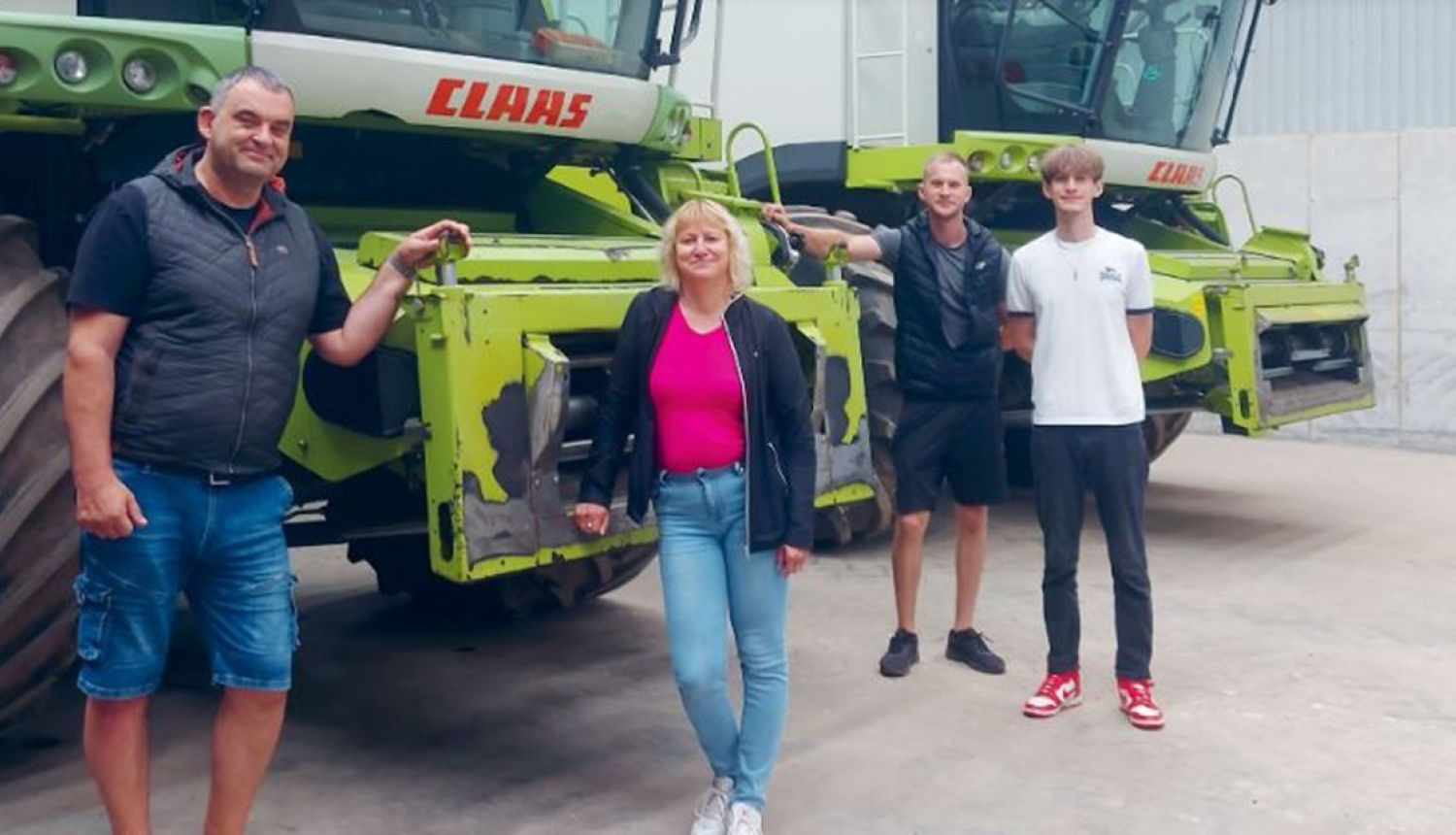 Rigmaļu ģimene pie zaļiem Caas kombainiem