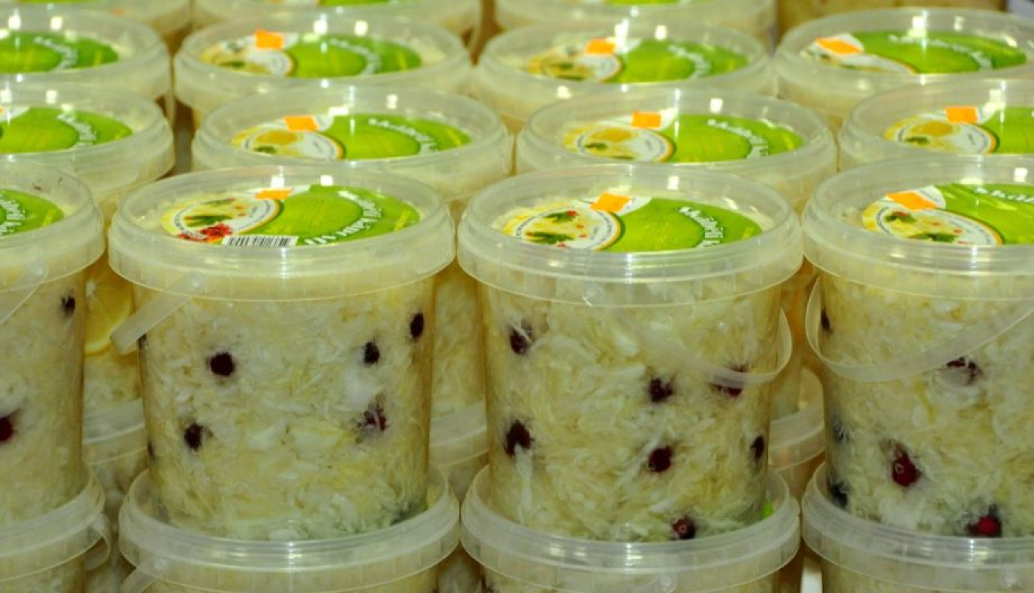 Skābētu kāpostu trauki sakārototi viens virs otra