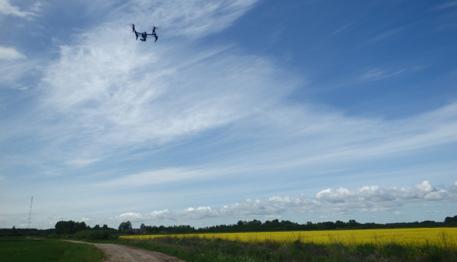 Drons lido virs lauka