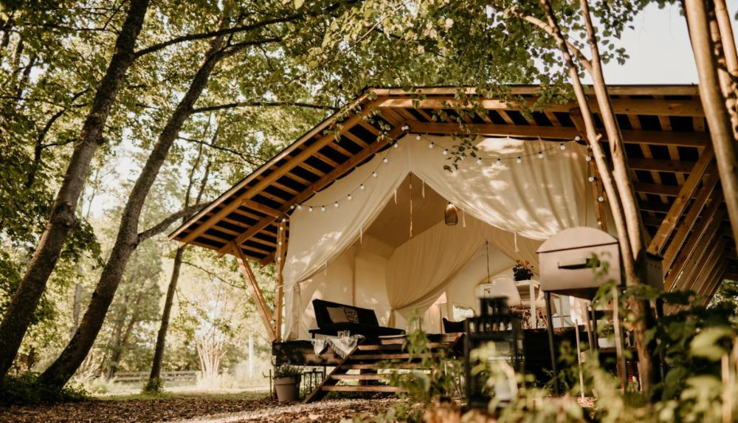 Glempinga telsts no ieejas, apkārt koki