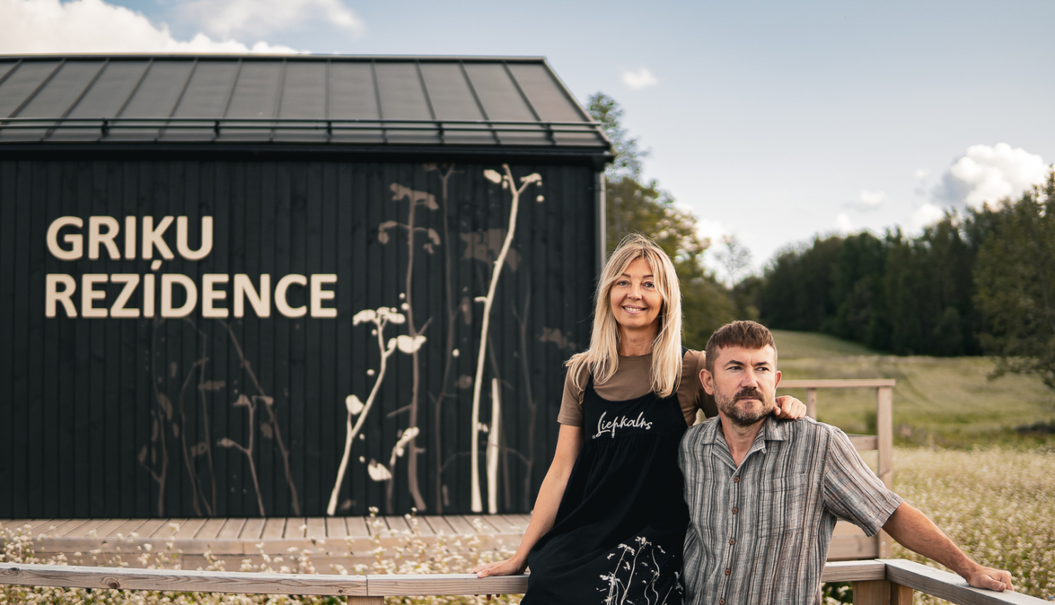 Liepakalns Griķu rezidences ēka ar saimniekiem priekšplānā