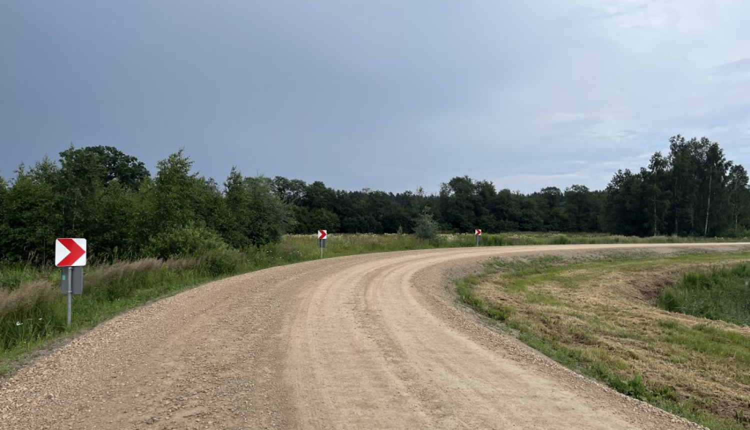 Mazās Juglas polderis - grantēts ceļš kas nogriežas pa labi