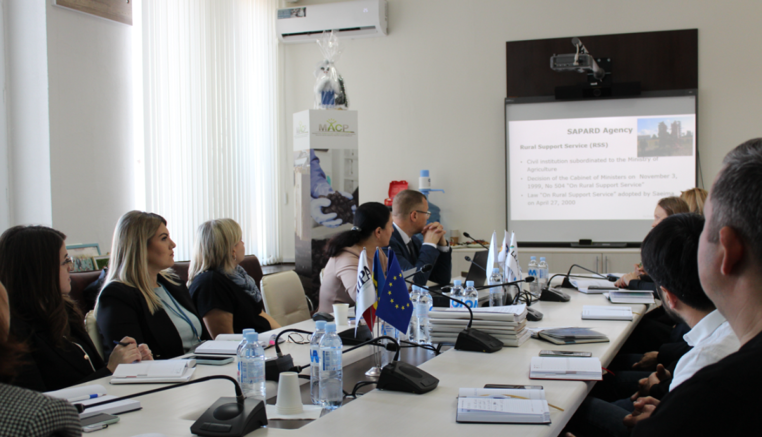 LAD un Moldovas maksājumu aģentūras pārstāvju tikšanās ap galdu sanāksmju zālē