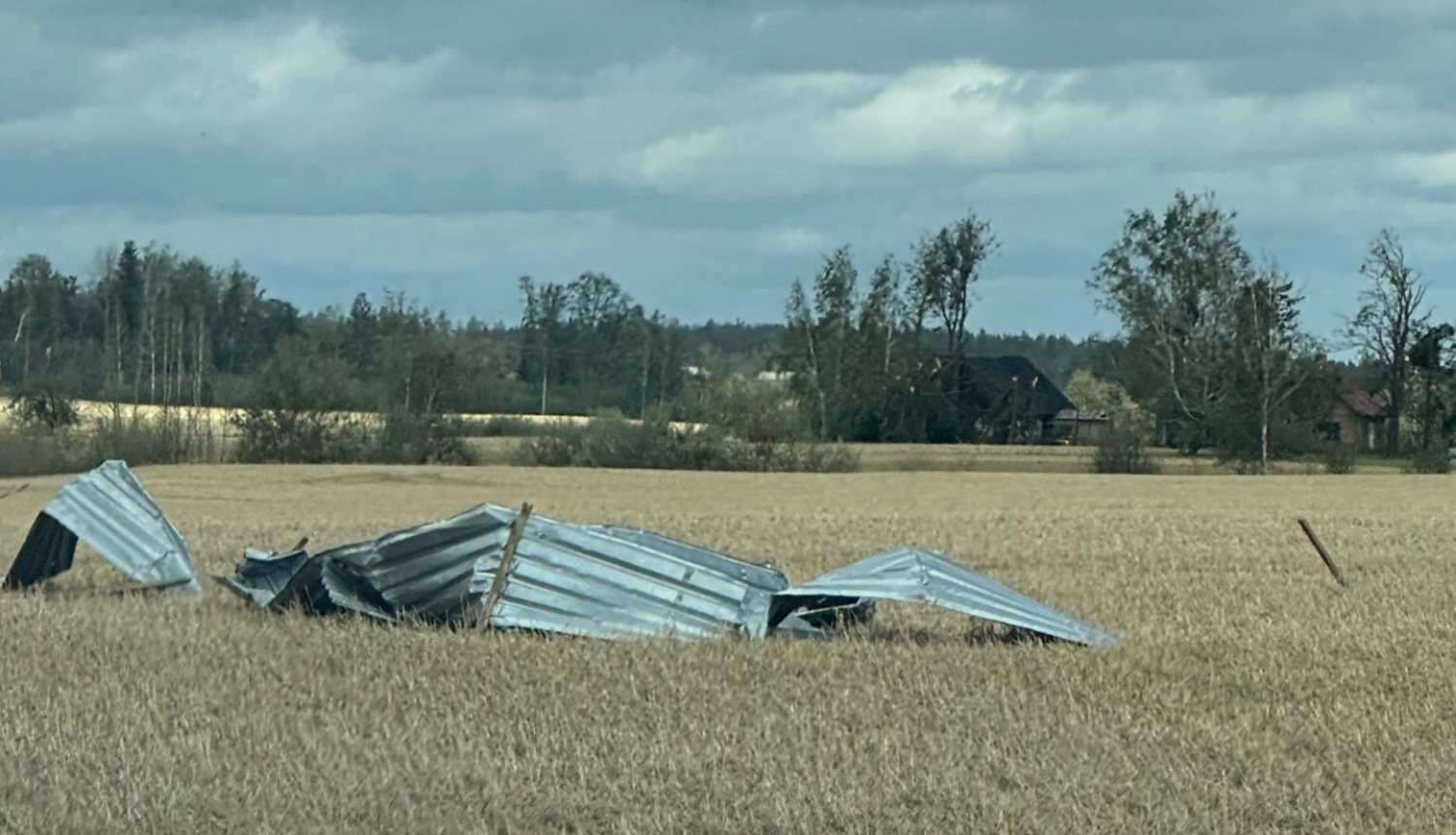 Vētras norauts jumts laukā