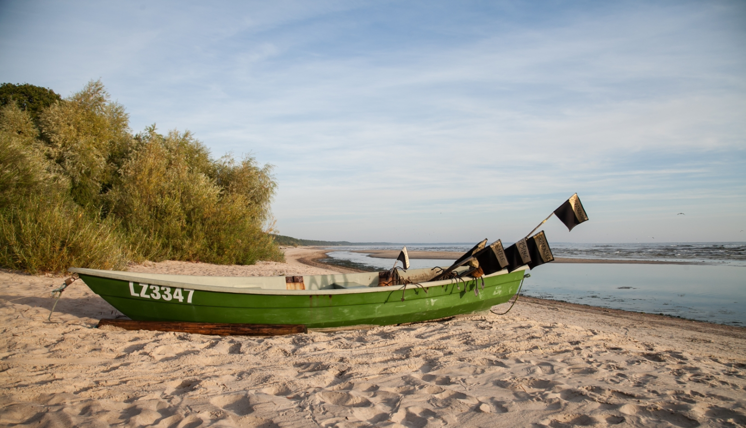 Zvejas laiva pie jūras