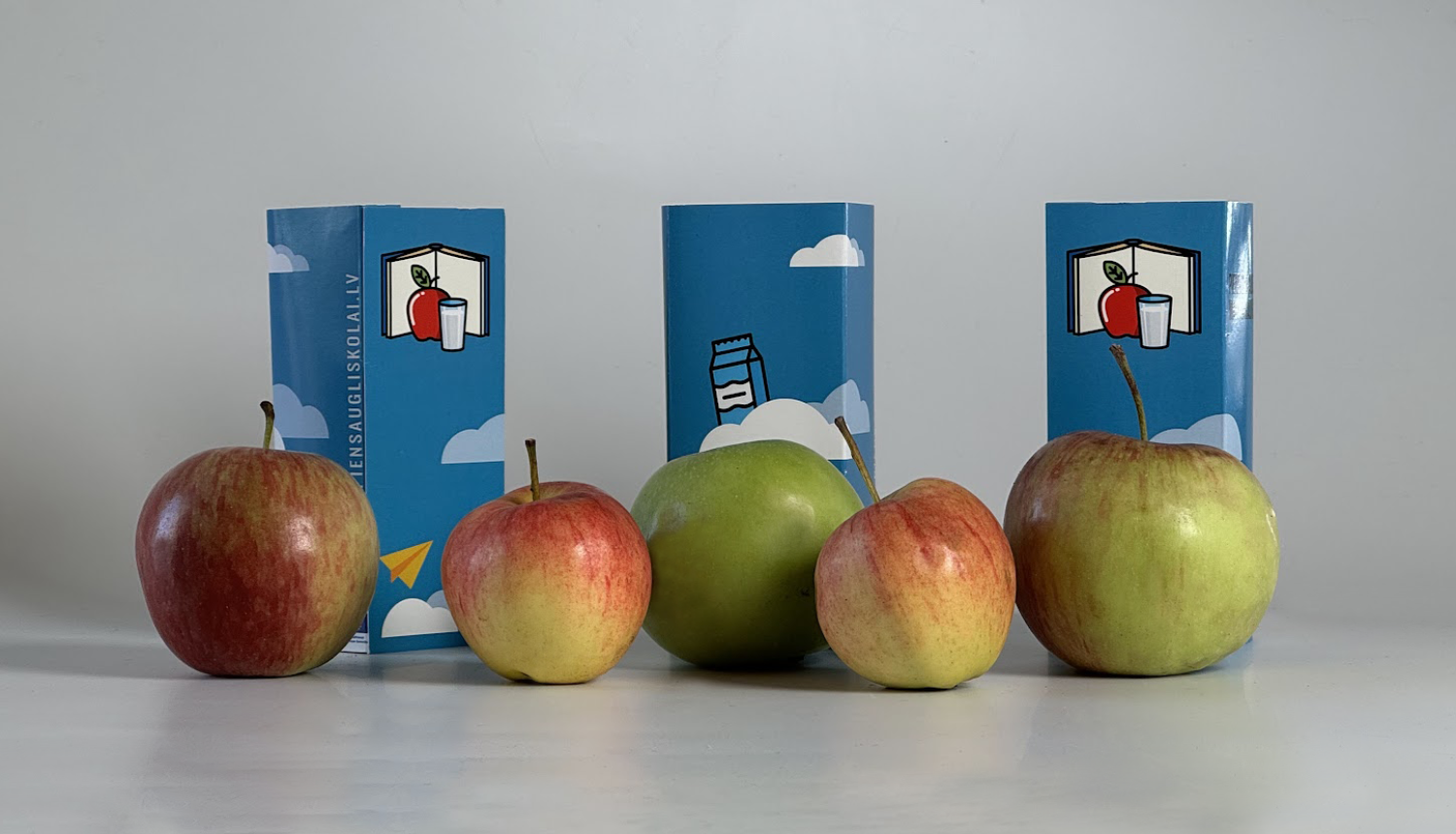 Uz galda āboli un piena paciņas