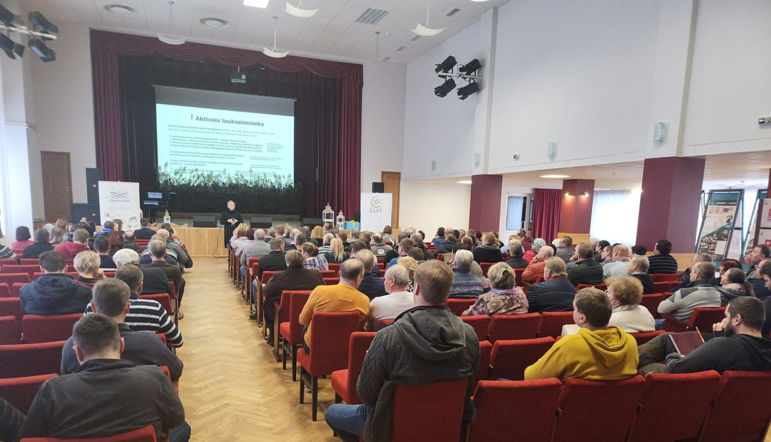 Seminārs lauksaimniekiem zālē