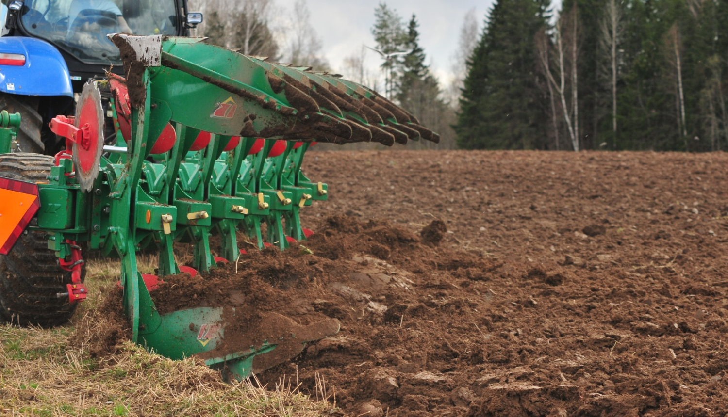 Traktora arkls ar zemi