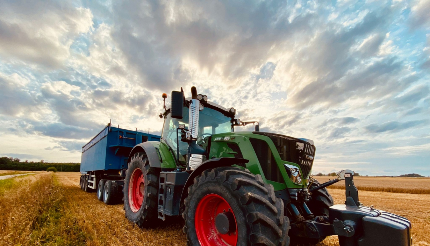 Traktors uz lauka