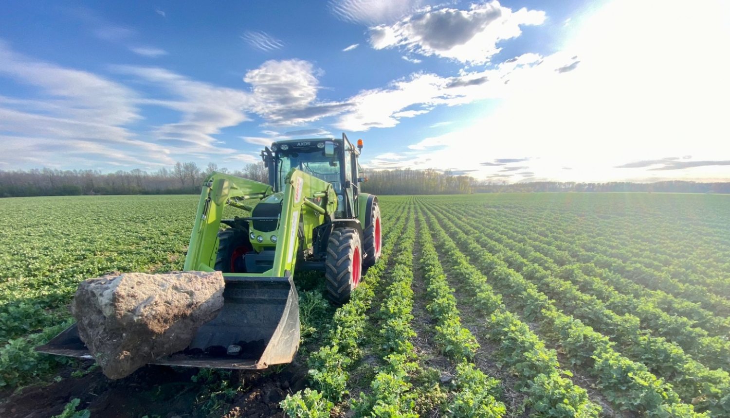 Traktors ved akmeni no lauka