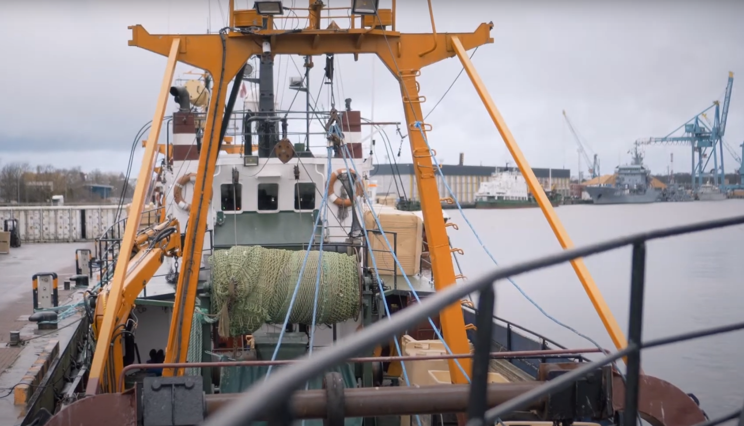 Skats uz zvejas kuģa klāju