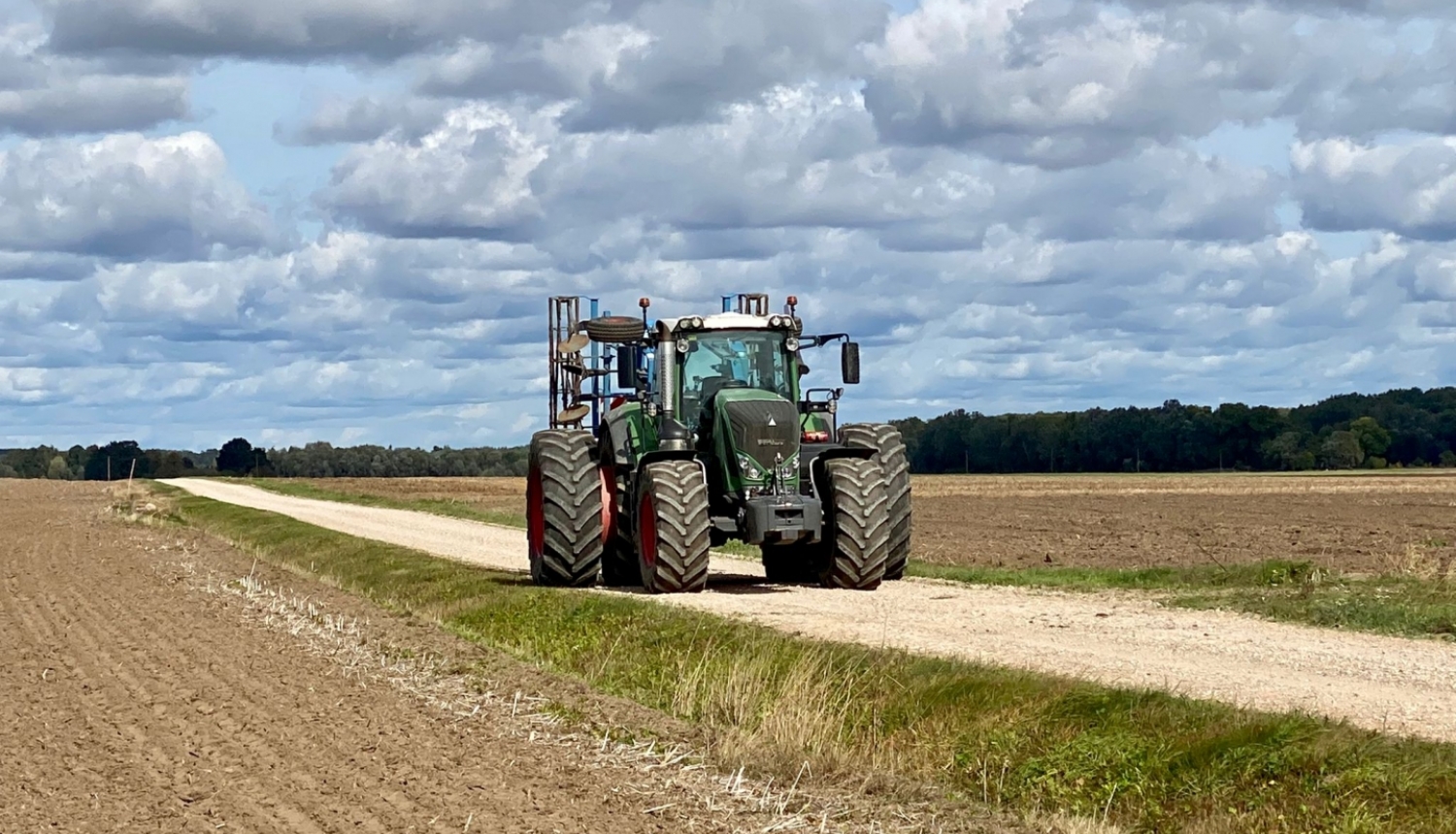 Trakotors uz ceļa