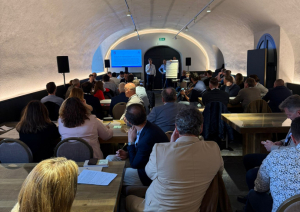 Konferences dalībnieki apspriežas pie galda